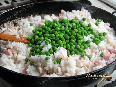 Добавление горошка к рису
