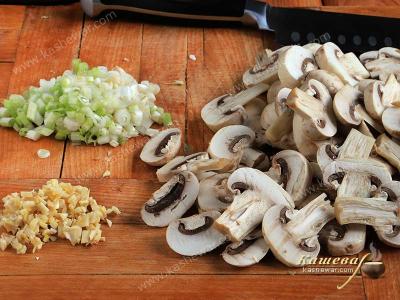 Prepared ingredients for mushroom sauce