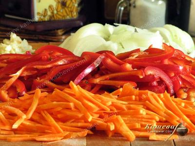 Slicing carrots and bell peppers