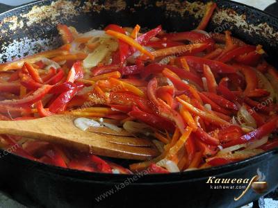 Carrot and bell pepper, cuted into strips, in a frying pan