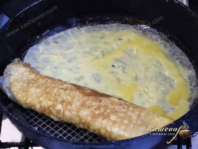 Forming an omelet roll