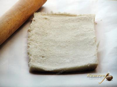 Раскатывание хлеба для рулета