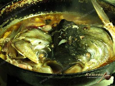 Fish head stew in sauce