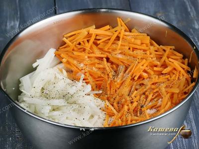 Порезанные морковь и дайкон