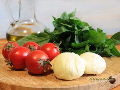 Моцарелла, помидоры и базилик