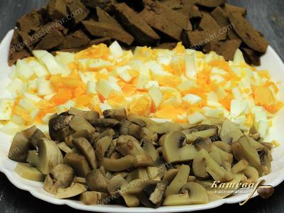 Liver, eggs and mushrooms, cut into strips