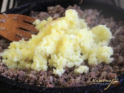 Mashed potatoes with fried minced meat