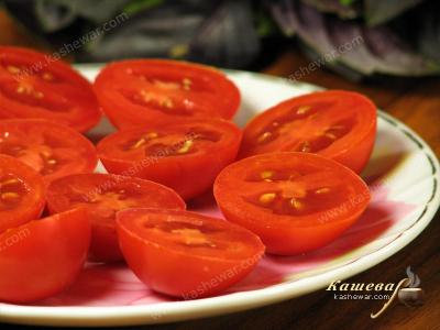 Нарезка помидоров и нанизывание шашлычков