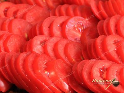 Cut tomatoes into slices