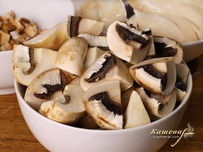 Coarsely chopped champignons