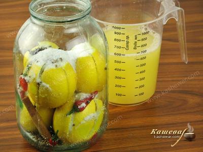 Остаток соли и специи выложить в банку и залить лимонным соком