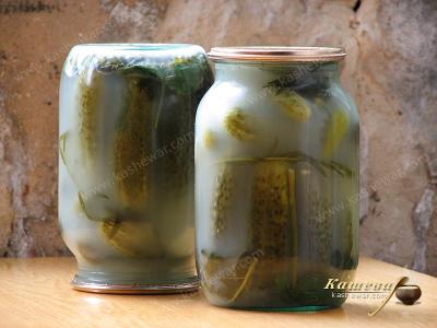 Capping salted cucumbers in jars
