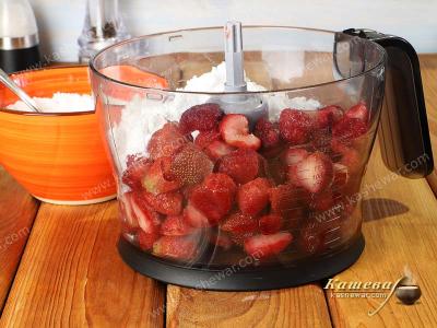 Chopping strawberries with a blender