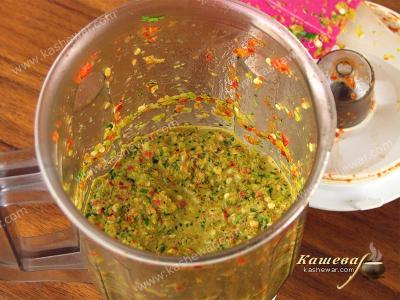 Prepared chili sauce with basil