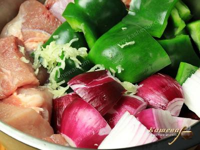 Маринование свинины с фиолетовым луком и зеленым перцем