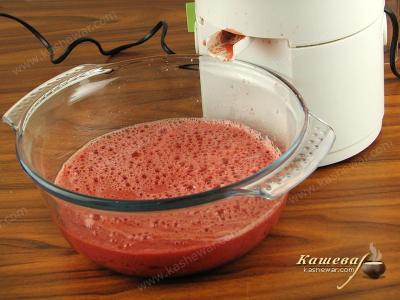Tomato juice from a juicer