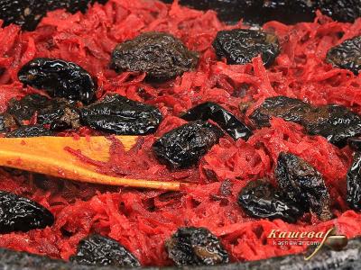 Beetroot with prunes