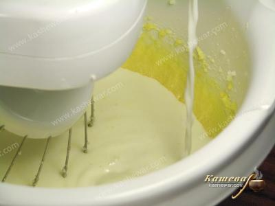 Добавление в тесто для пудинга желтков, молока и муки