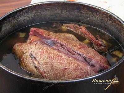 Hold the duck for a short time in the marinade