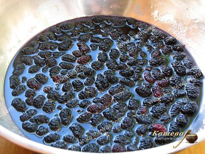 Boiling mulberry jam