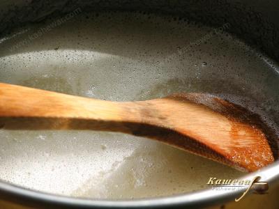 Приготовление сахарного сиропа для варенья из черной смородины