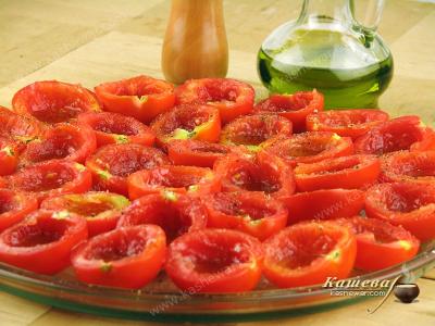 Добавление к вяленым помидорам специй и оливкового масла