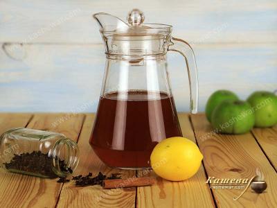 Apple juice with lemon and cloves