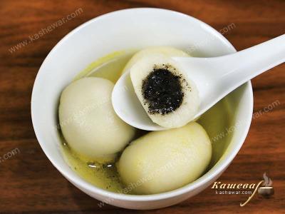 Yuanxiao with sweet sesame filling