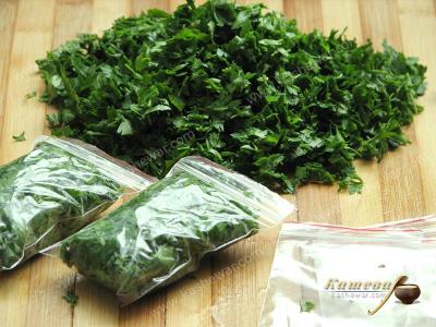Freezing parsley in a bags