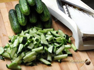 Chopping cucumbers for freezing