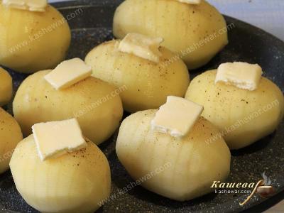 Potatoes with ground black pepper and butter