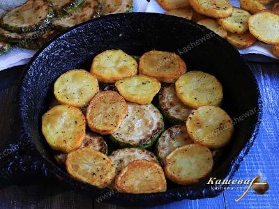 Картофель с кабачками в сковороде