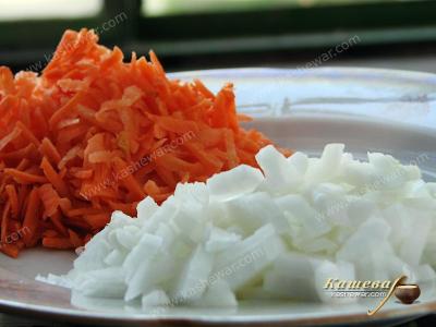 Морковь и лук для зеленого борща