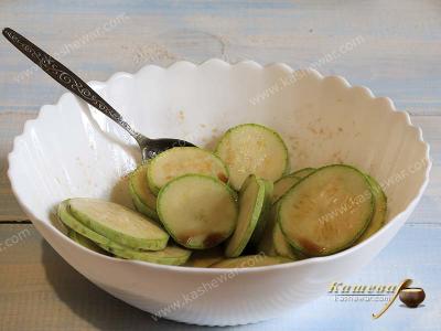 Zucchini marinated with soy sauce
