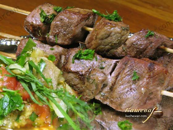 Шашлык из баранины – азербайджанская кухня.