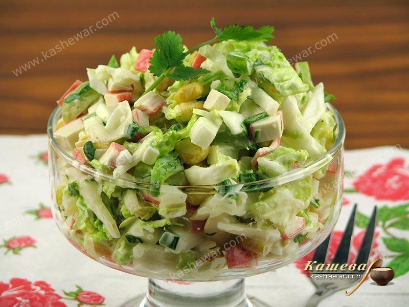 Крабовый салат – рецепт приготовления блюда советской кухни, очень популярный салат конца восьмидесятых годов