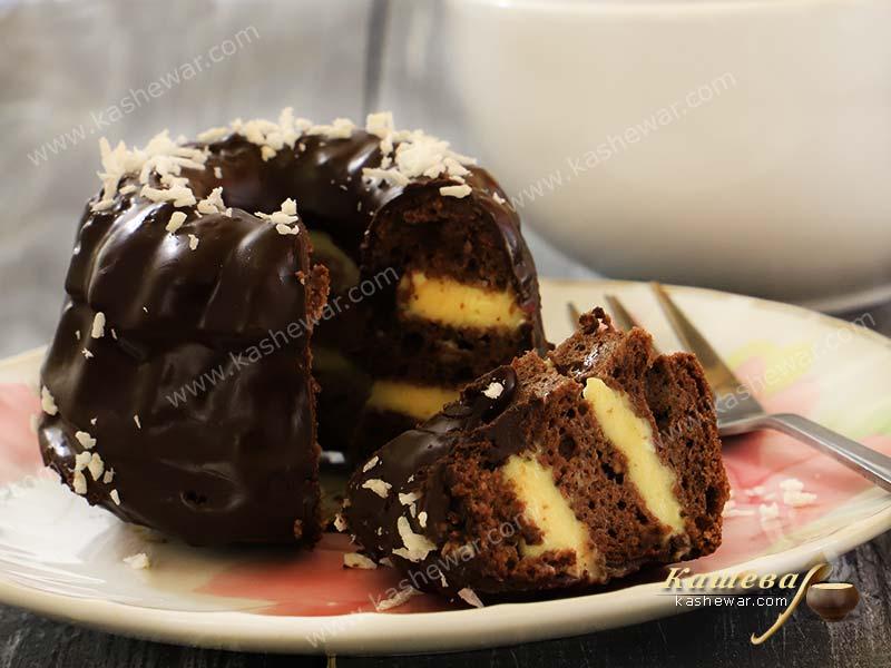 Chocolate mini cake with condensed milk cream