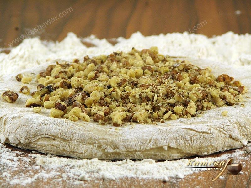 Измельченные грецкие орехи для гречневого хлеба