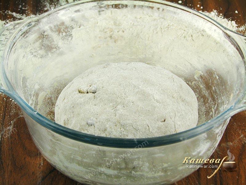 Замешанное тесто для хлеба из гречневой муки